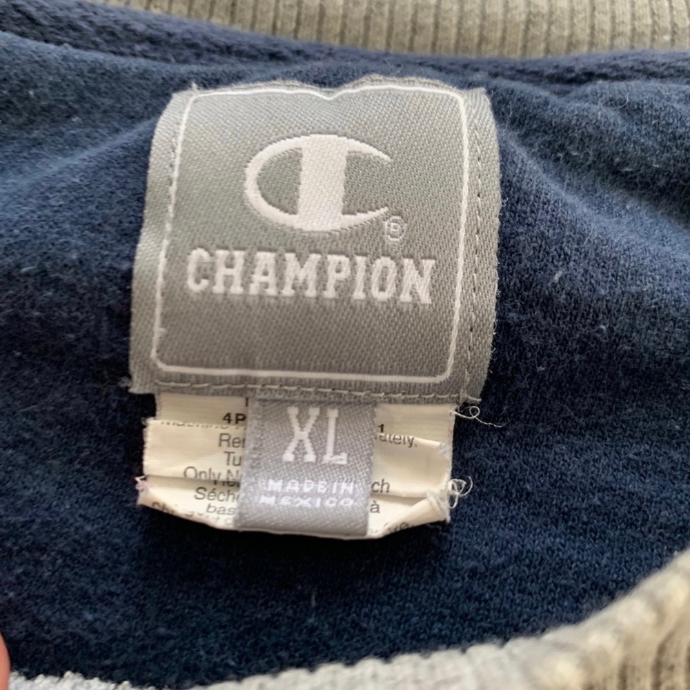Champion Crewneck - Picture 6 of 6